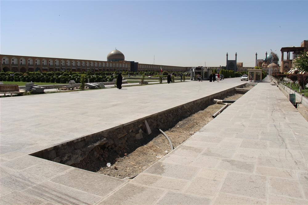 سنگ کف محوطه میدان امام اصفهان با استفاده از سنگ های تیشه خورده 